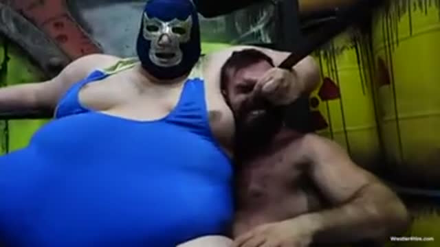 Fat People Wrestling - GayForIt.eu - Free Gay Porn Videos - Fat guy smashes muscle guy